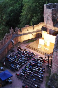 Einer der Höhepunkte sind die jährlichen Freilichtaufführungen der Badischen Landesbühne auf der Burg. Foto: Stadtverwaltung Wertheim