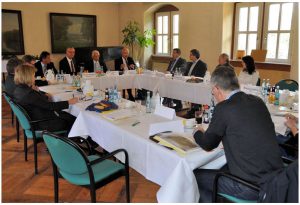 Auf dem Bild: Die Teilnehmer des Pressegesprächs im Barocksaal des Rathauses. Foto: Stadtverwaltung Wertheim