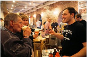 David Hertl (Vordergrund rechts), hier beim Wertheimer Craft Beer Festival, kommt am Samstag, 27. August, auf die Burg und stellt seine Craftbiere vor. Foto: Stadtverwaltung Wertheim