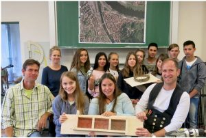 Bauhandwerk macht offenbar Spaß. Hier die Schülerinnen und Schüler der 8. Klasse der Gemeinschaftsschule mit (links) Lehrer Thomas Klein und Projektleiterin Luise Lübke sowie (rechts) Lehrer Heiko Reinhart. Foto: Gemeinschaftsschule Wertheim