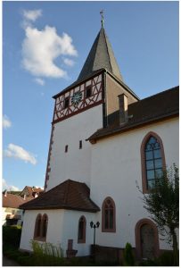 Nahe der Dertinger Wehrkirche findet der romantische Adventsmarkt am 27. November statt.