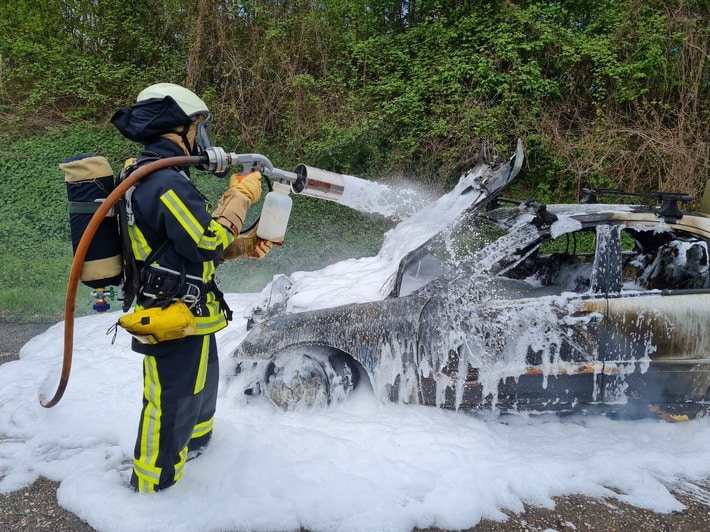 Fw Bo Pkw In Vollbrand Sorgt F R Vollsperrung Auf Der Bab