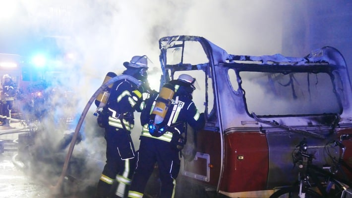 Fw Celle Wohnwagen Brennt In Voller Ausdehnung Flammen Drohen Auf