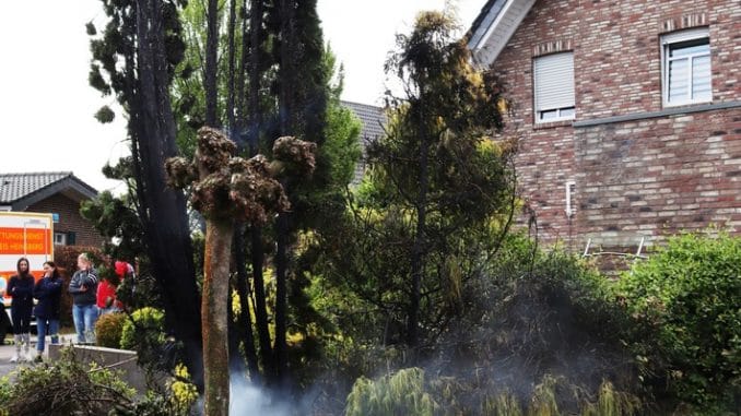 Fw Gangelt Brennender Baum Droht Auf Wohnhaus Berzugreifen