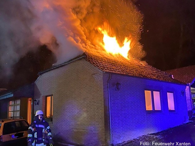 FW Alpen: Überörtliche Hilfeleistung in Xanten - Dachstuhlbrand