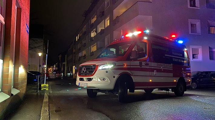 FW-NE: Teile einer Straße abgesackt | Baugrube durch Baufirma gesichert