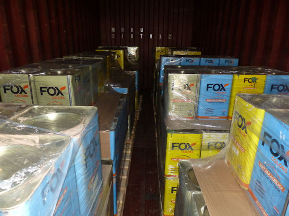 Containerladung mit Blechdosen
