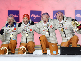 v.l.: Pius Paschke, Markus Eisenbichler, Severin Freund und Karl Geiger bei der Medaillenzeremonie
