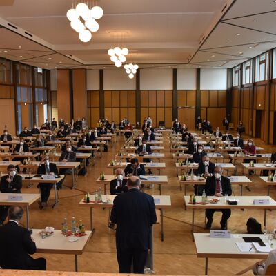 Die Sitzung fand unter Einhaltung der Corona-Regeln in der Stadthalle Tauberbischofsheim statt