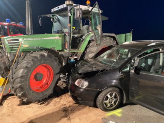 FF Bad Salzuflen: Drei Menschen bei PKW-Unfall mit Traktor verletzt Lemgoer Straße zwischen Bad Salzuflen und Ostwestfalenstraße zeitweise voll gesperrt