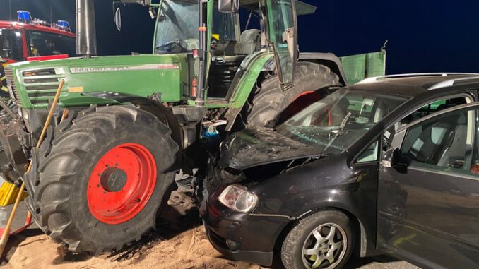 FF Bad Salzuflen: Drei Menschen bei PKW-Unfall mit Traktor verletzt Lemgoer Straße zwischen Bad Salzuflen und Ostwestfalenstraße zeitweise voll gesperrt