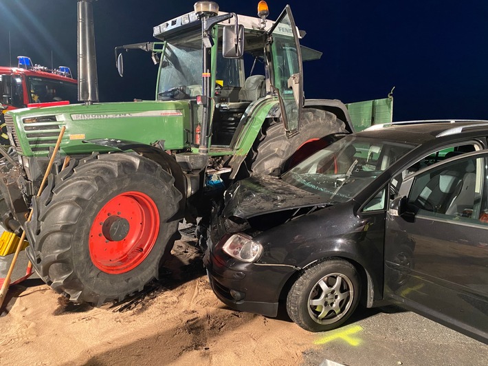 FF Bad Salzuflen: Drei Menschen bei PKW-Unfall mit Traktor verletzt Lemgoer Straße zwischen Bad Salzuflen und Ostwestfalenstraße zeitweise voll gesperrt