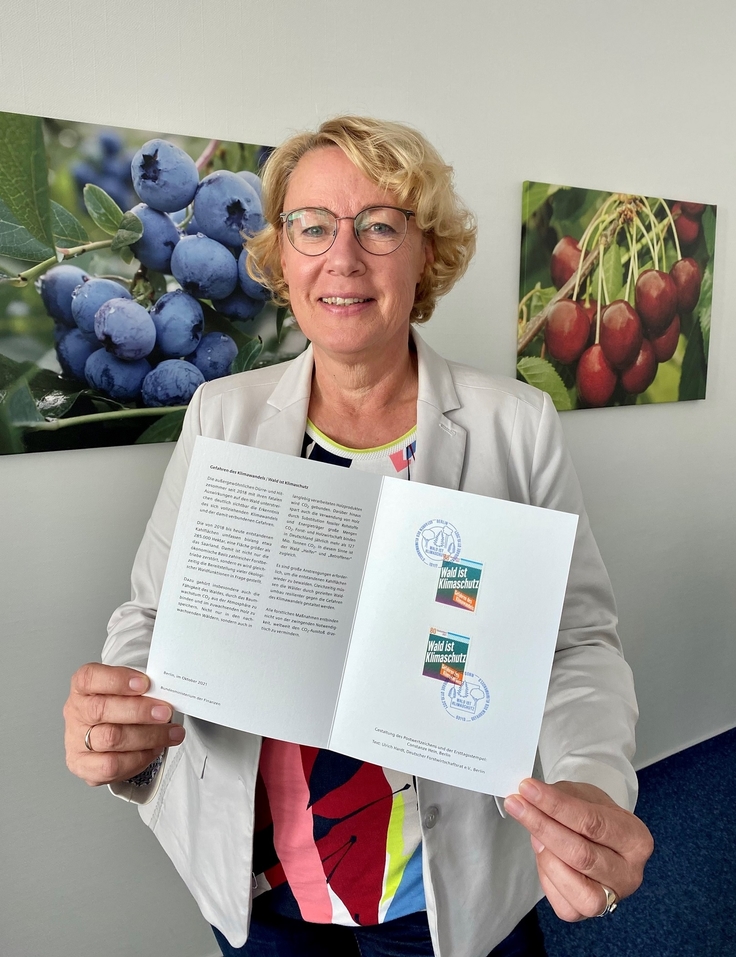 Ministerin Otte-Kinast zeigt die Sondermarke "Wald ist Klimaschutz".