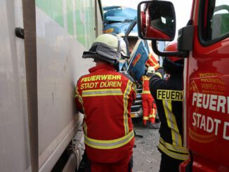 FW Düren: Verkehrsunfall mit eingeklemmter Person