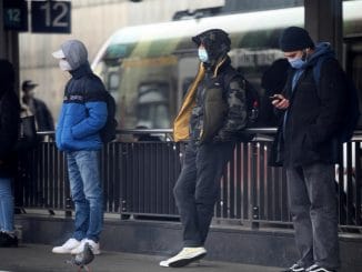 Menschen mit Maske, über dts Nachrichtenagentur