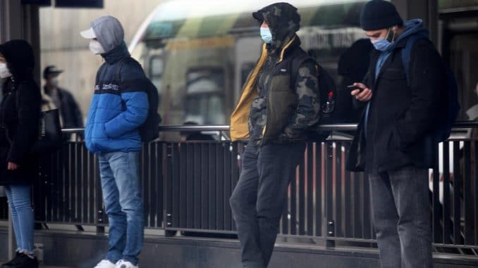 Menschen mit Maske, über dts Nachrichtenagentur