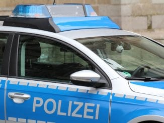 Die Bayerische Polizei - Unbekannte steigen in Mehrfamilienhaus ein