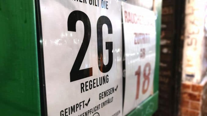 2G-Hinweisschild an einer Bar, über dts Nachrichtenagentur