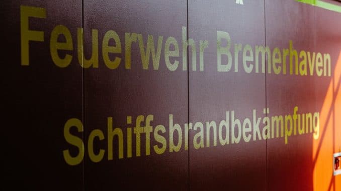 FW Bremerhaven: Weitere Pressemitteilung zum Feuer auf einem Stückgutfrachter in Bremerhaven: Feuer unter Kontrolle auf der Lascombes, Feuerwehr kühlt betroffenen Bereich an Bord weiter.