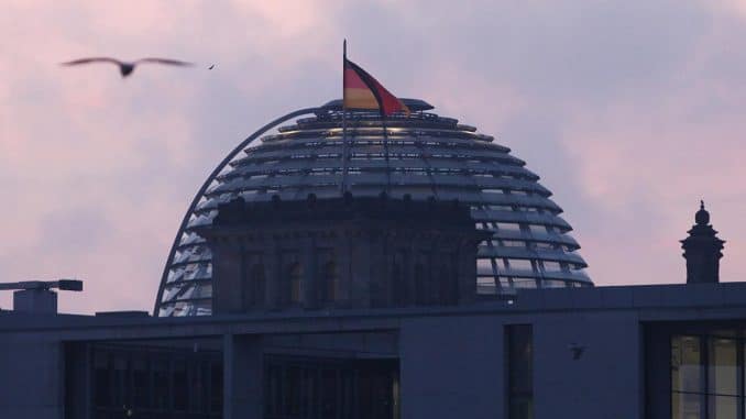Reichstagskuppel bei Sonnenaufgang, über dts Nachrichtenagentur