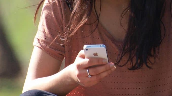 Smartphone-Nutzerin, über dts Nachrichtenagentur