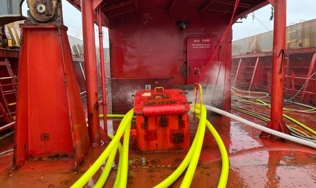 FW Bremerhaven: Weitere Pressemitteilung zum Feuer auf einem Stückgutfrachter in Bremerhaven: Lage auf der &quot;Lascombes&quot; hat sich über Nacht wieder verschlechtert, Feuerwehr nimmt die Einsatzmaßnahmen wieder auf.