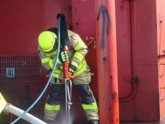 FW Bremerhaven: Weitere Pressemitteilung zum Feuer auf einem Stückgutfrachter in Bremerhaven: Lage auf der &quot;Lascombes&quot; weiterhin unter Kontrolle, Feuer in Laderaum 3 noch immer nicht gelöscht.