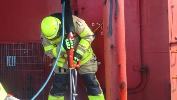 FW Bremerhaven: Weitere Pressemitteilung zum Feuer auf einem Stückgutfrachter in Bremerhaven: Lage auf der &quot;Lascombes&quot; weiterhin unter Kontrolle, Feuer in Laderaum 3 noch immer nicht gelöscht.