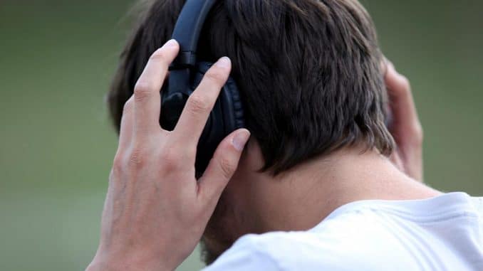 Mann mit Kopfhörern, über dts Nachrichtenagentur