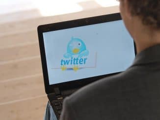 Twitter-Nutzer an einem Computer, über dts Nachrichtenagentur