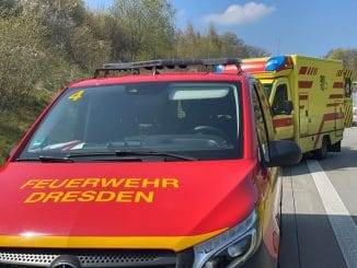 FW Dresden: Schwerer Verkehrsunfall mit einer verletzten Person