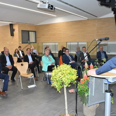 Aufmerksame Zuhörerinnen und Zuhörer bei der Einweihungsfeier in der Aula.