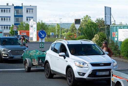 Mehrwegtaschen als Dank für Befragung auf Müllumladestation