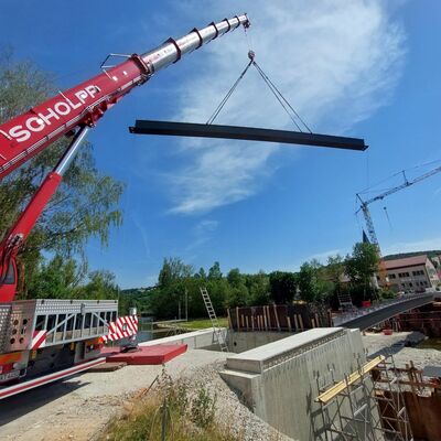 Es war ein spektakulärer Anblick, als die Stahlhohlkästen in großer Höhe über die Baustelle schwenkten.