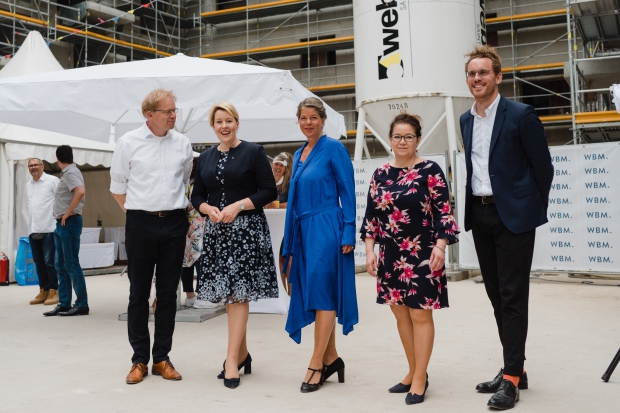 5 Personen auf einer Baustelle