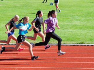 Kampf um Zehntelsekunden beim Sprint dieser vier Mädchen beim Leichtathletik-Sportfest der weiterführenden Schulen im Landkreis Miltenberg. Foto: Winfried Zang