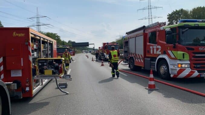 FW-GLA: Produktaustritt aus Tankwagen auf der BAB 2