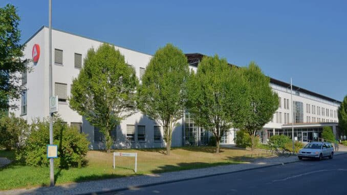 Etwas weniger Arbeitslose bei großer Bewegung