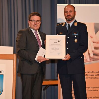 Landrat Christoph Schauder (links) ehrte Bernd Rögelein aus Dinkelsbühl für seine beherzten Reanimationsmaßnahmen bei einem letztlich tödlichen Verkehrsunfall.