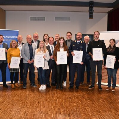 Mit den Preisträgern und Laudatoren freuten sich bei der Verleihung des Zivilcouragepreises auch die anwesenden Bürgermeister und Bürgermeisterstellvertreter (von links): Landrat Christoph Schauder, die Preisträger Michael Schrader, Christl Müller und Rolf Rupp, stellvertretender Bürgermeister Hubert Segeritz (Lauda-Königshofen), der scheidende Vorsitzende Alois Gerig, Preisträgerin Louisa März, Bürgermeisterin Heidrun Beck (Boxberg), Bürgermeister Joachim Döffinger (Assamstadt), Polizeipräsident Hans Becker, Preisträgerin Julia Albrecht, Bürgermeister Benjamin Czernin (Ahorn), Preisträger Bernd Rögelein, stellvertretender Bürgermeister Johann Vogeltanz (Wertheim), die Preisträger Dominik Wind, Katrin Staab und Johannes Konstantin Miczajka sowie Sozialdezernentin Elisabeth Krug.