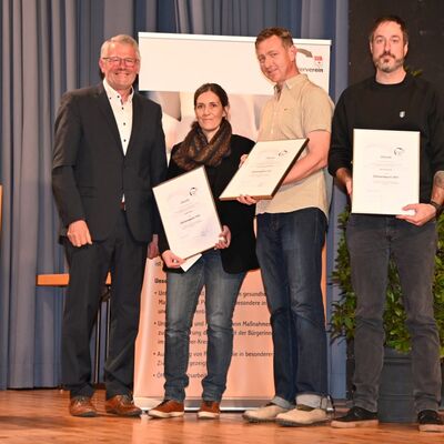 Dominik Wind aus Großheubach (rechts), Katrin Staab und Johannes Konstantin Miczajka (zweiter von rechts) aus Hardheim bekamen den Zivilcouragepreis für ihre mutige Unterstützung einer Frau, die einem lebensbedrohlichen Angriff ausgesetzt war. Die Urkunden händigte der bisherige Vorsitzende Alois Gerig aus.