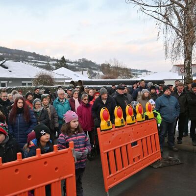 Zahlreiche interessierte Zuschauerinnen und Zuschauer verfolgten die Verkehrsfreigabe der Tauberbrücke.