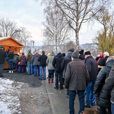 Im Anschluss an die Verkehrsfreigabe der Brücke gab es auf Initiative von Ortsvorsteher Hans-Joachim Haas Glühwein und heiße Würste für alle interessierten Einwohnerinnen und Einwohner Elpersheims.