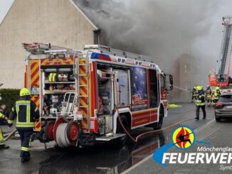 FW-MG: Kellerbrand in einem Mehrfamilienhaus