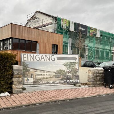 Das Gesundheitszentrum in Igersheim: In der ehemaligen Grundschule haben sich verschiedenste Arzt- und Gesundheitspraxen sowie ein Hörakustiker und eine Apotheke angesiedelt.