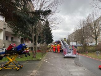 FW Dresden: Wohnungsbrand in einem Mehrfamilienhaus