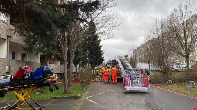 FW Dresden: Wohnungsbrand in einem Mehrfamilienhaus