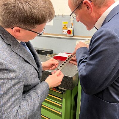 Jedes Detail zählt: Als gelernter Werkzeugmacher konnte Geschäftsführer Heiko Wolz die Produktionsabläufe anschaulich erklären.