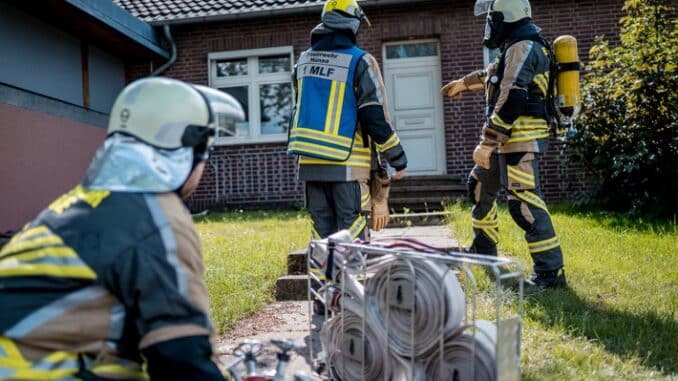 FW Hünxe: Feuer - Person in Gefahr