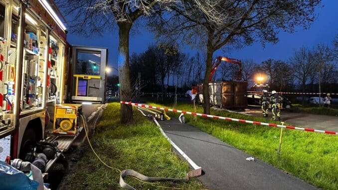 FW Hünxe: Containerbrand